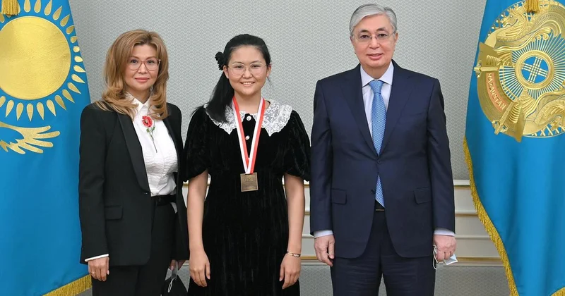 Токаев поздравил Бибисару Асаубаеву с победой на чемпионате мира по блицу и наградил орденом Барыс
