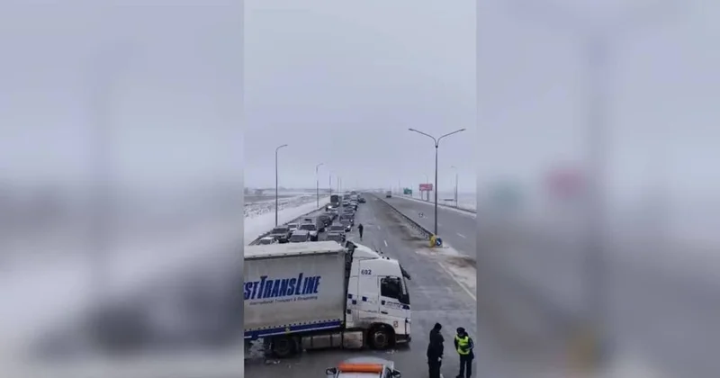 Гололед на трассах: полицейские сопроводили скопившиеся 3000 машин в Акмолинской области