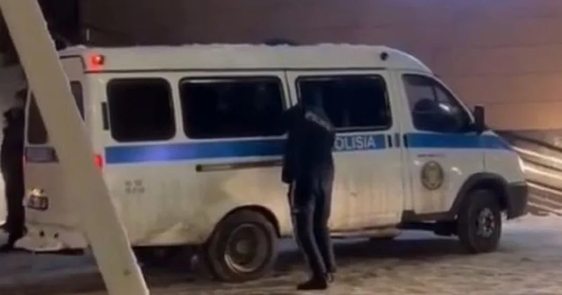 Полицейские авто заметили возле заведения в Атырау (видео)