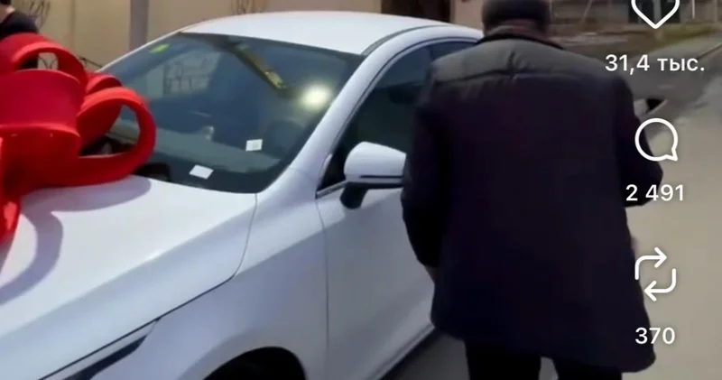 Бауырлық қамқорлығым : Заттыбек Көпбосынұлы ағасына сый жасады