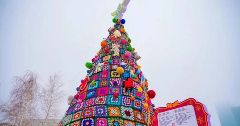 В Астане создали новогоднюю елочку в стиле құрақ көрпе
