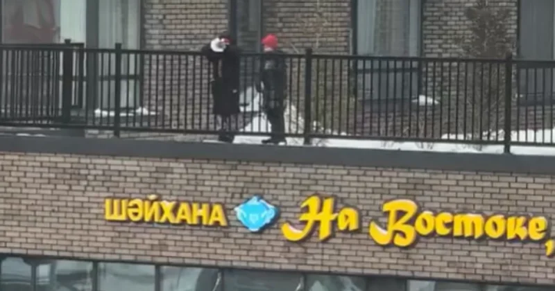 Дети бросали снег с высоты на людей в центре Астаны