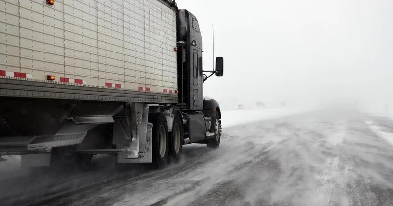 Сложная ситуация на дорогах: Минтранспорта обратилось к казахстанцам перед новогодними праздниками