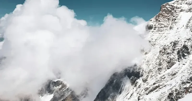 Алматы тауларындағы қар көшкінінде мерт болған үш жігіт жерленді