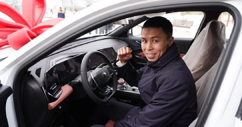 Боксер Сакен Бибосынов получил роскошный подарок за вторую победу на чемпионате мира