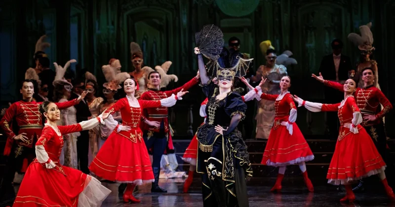 Жарқанатқа айналған әйел