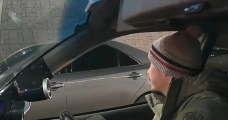 Алматыда жол үстінде шетелдікті балағаттаған жүргізуші жазаланды