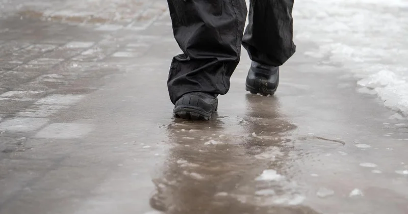 Астанчанам рассказали, куда обращаться в случае падения на гололеде