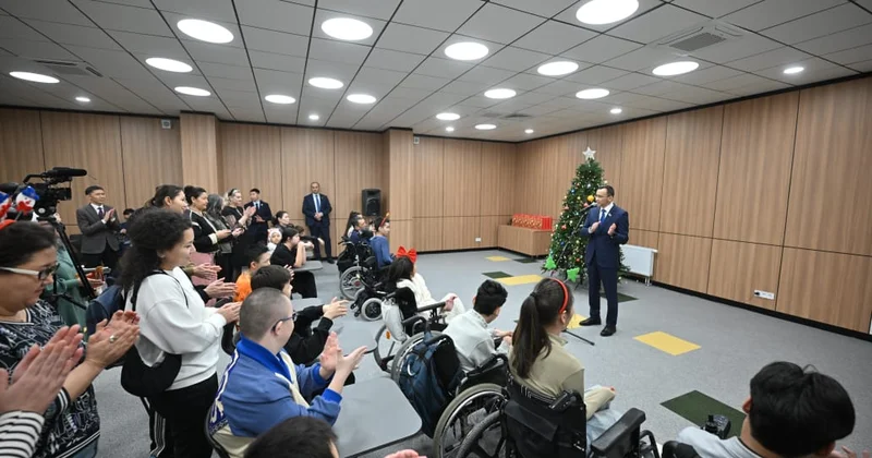 Маулен Ашимбаев встретился с юными параспортсменами боччистами