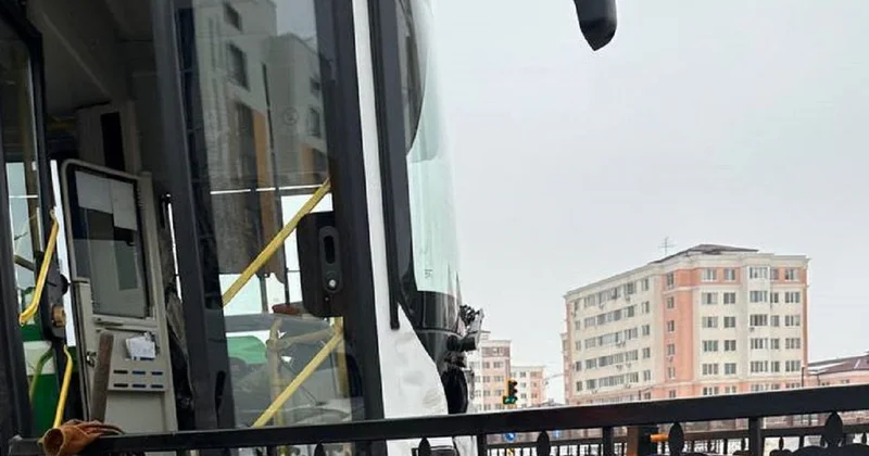 Водитель автобуса не справился с управлением из за гололеда и попал в ДТП в Астане (фото)