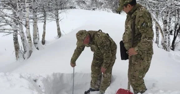 ШҚО дағы көшкін қаупі бар тау бөктеріндегі қар қалыңдығы тексерілді