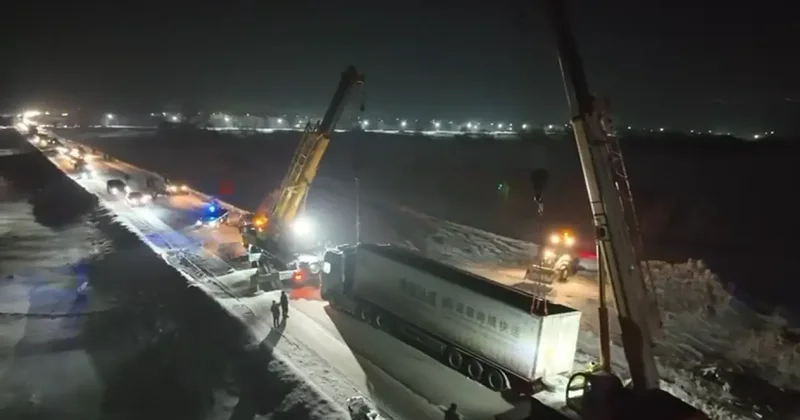 Иностранная грузовая фура опрокинулась в кювет на трассе в ВКО