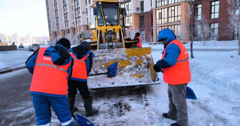 Более 1 000 единиц спецтехники убирают снег в Астане