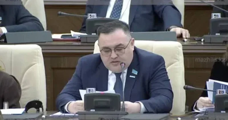 Аузыңа ие бол : Депутат өзін сынаған оқырманға дөрекі жауап беремін деп басы дауға қалды (ФОТО)