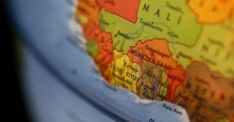 Буркина Фасо үкіметі барлық саяси партияларды таратты, олардың саны жүзден асқан