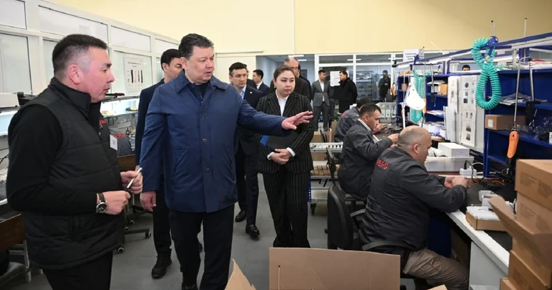 Қанат Бозымбаев Алматыдағы есептеу аспаптарын шығаратын кәсіпорындарға барды