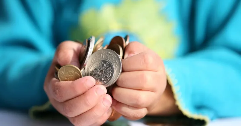 Казахстанские дети получили по 130 долларов из Нацфонда