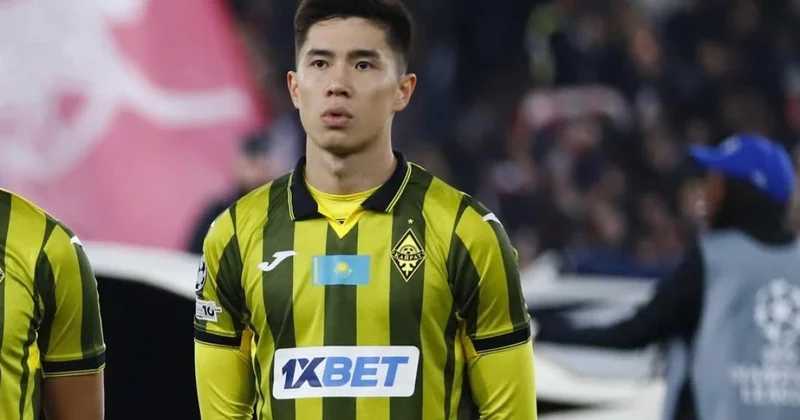 Подарок от лидера “Арсенала“: Садыбеков показал трофей из Лондона