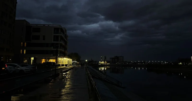 Атырауда нөсер жаңбыр тағы да мыңдаған үйді жарықсыз қалдырды