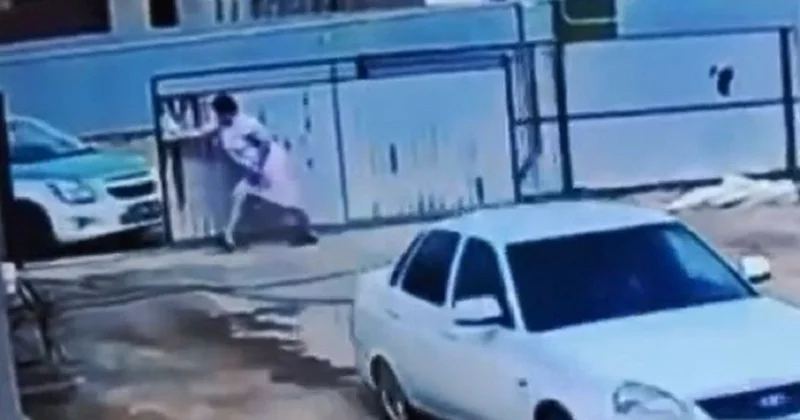 Казахстанка закрыла забор перед полицейскими, преследовавшими другое авто (видео)