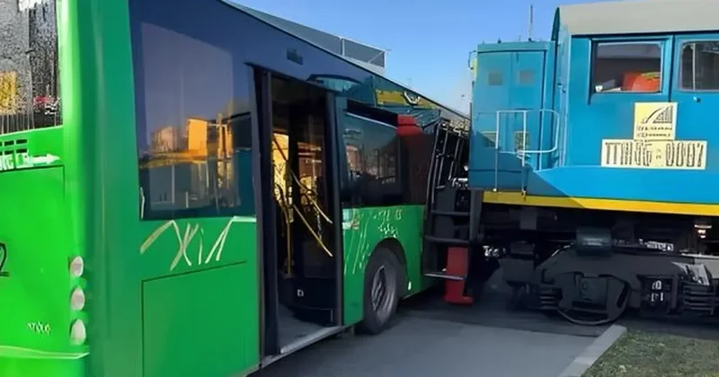 Поезд и пассажирский автобус столкнулись в Боралдае, есть пострадавшие