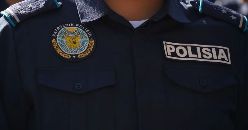 Избила толпа : на полицейского напали из за замечания в Костанае