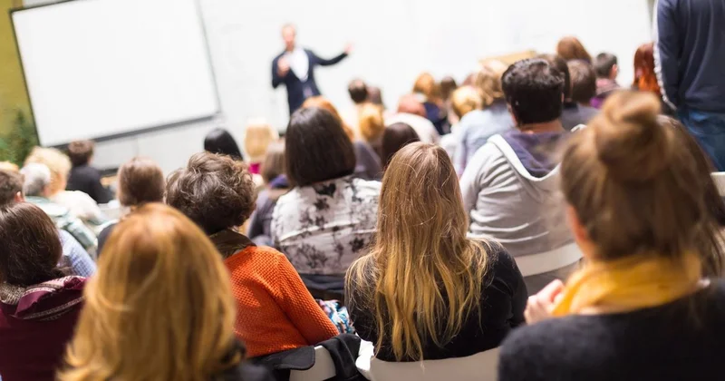 За счет чего повышается религиозная грамотность казахстанских специалистов, работающих с детьми