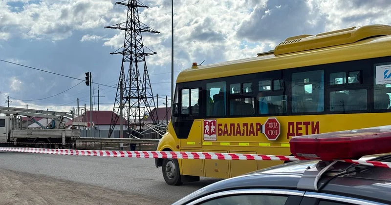 Батыс Қазақстан облысында мектеп автобусы апатқа ұшырады: Балалар зардап шекті