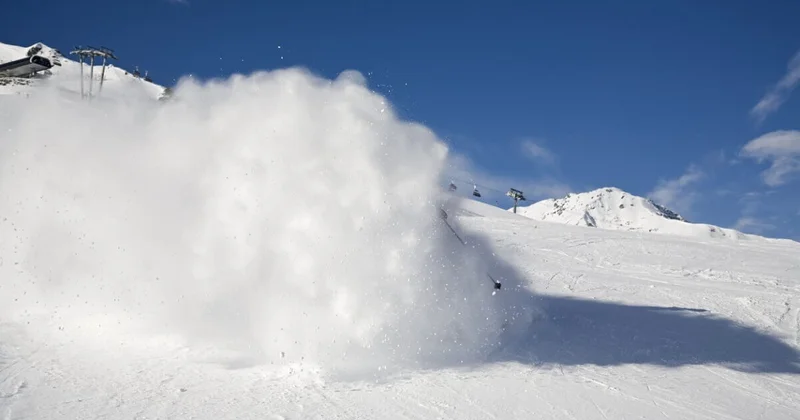 Лавина объемом около 2 тыс. м³ сошла в горах близ Алматы (ВИДЕО)