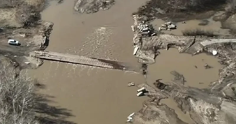 Паводки в Казахстане: мост размыло в Акмолинской области, в СКО из за перелива вскрыли дорогу