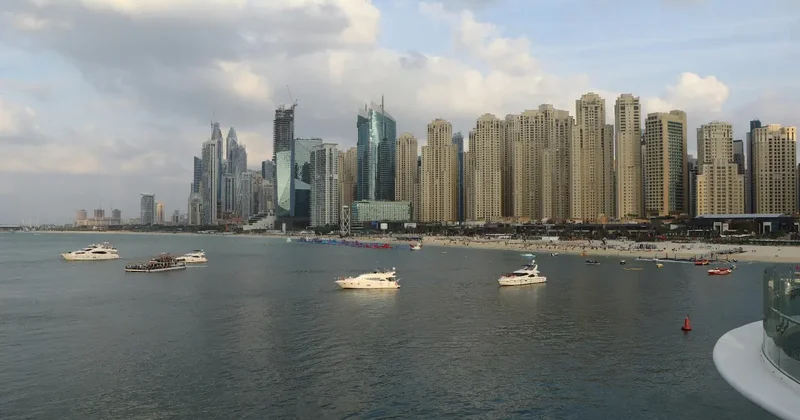 Танкер с нефтью загорелся у берегов Дубая после атаки: Трамп пригрозил ударом по энергетике Ирана