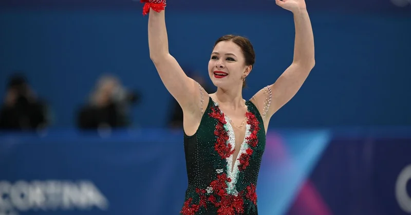 Фигуристка Самоделкина обратилась к зрителям с флагом Казахстана на трибунах