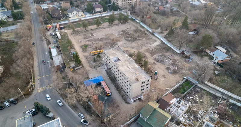 Бағанашыл балалар үйін жанжалдан бір жыл өткен соң бұза бастады: әкімдіктің түсіндірмесі