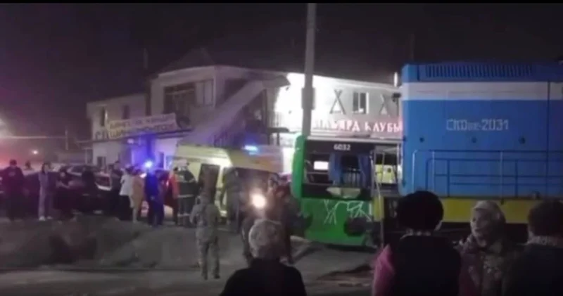 Алматы маңында автобус пойызбен соқтығысып, алты адам зардап шекті