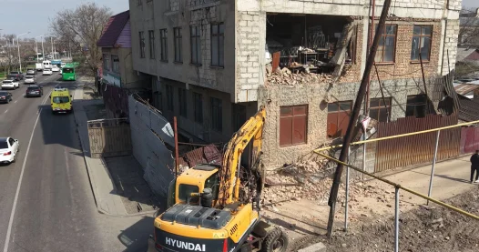 Четырёхэтажное здание сносят в Алматы по решению суда