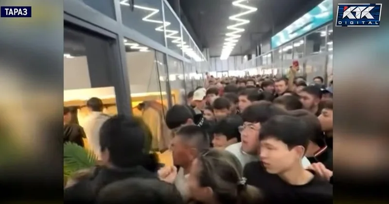 Ребенка едва не придавили: жители Тараза утроили давку в магазине из за скидок