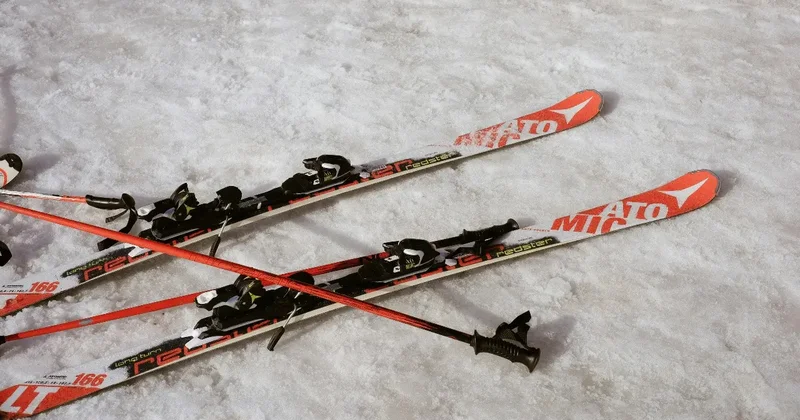 Горнолыжный сезон сорвался в США: курорты закрываются, люди катаются в купальниках