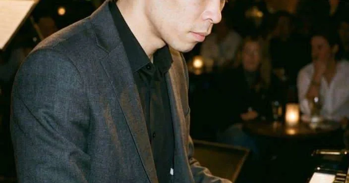 Гвардеец играет на пяти музыкальных инструментах