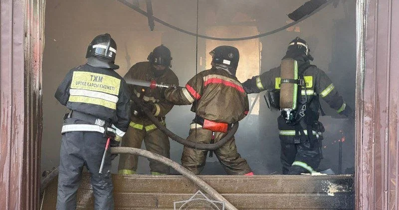 Астанада қатар орналасқан үш жеке үй өртенді