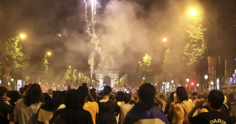 Париж охватили беспорядки после триумфа ПСЖ в Лиге чемпионов