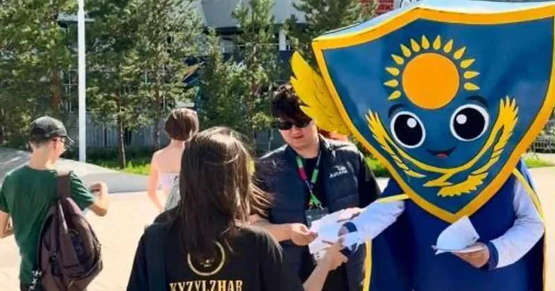 Елордада Болашақ ойындарының жанкүйерлеріне Тәртіпбек брошюра таратты