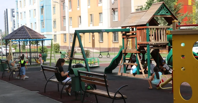 Кезекке таласты : Астанада балалар алаңында әйелдер төбелесіп, оқиға видеоға түсіп қалды
