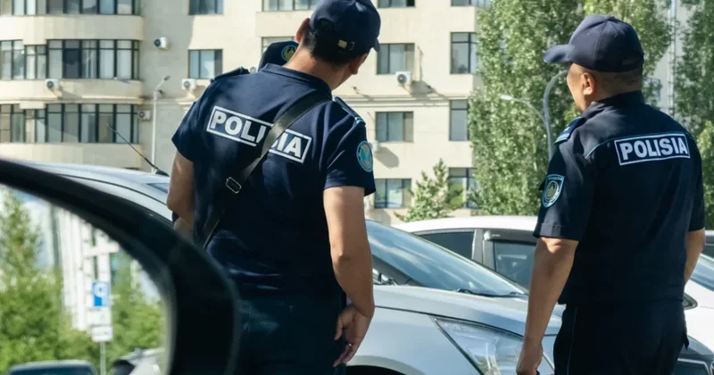 В Астане на мужчину с детьми упал пакет с водой с 12 этажа