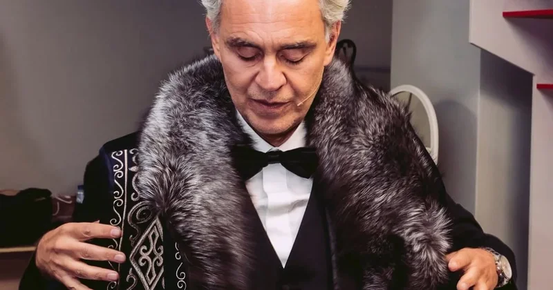 Андреа Бочелли в национальном костюме покорил сердца казахстанцев