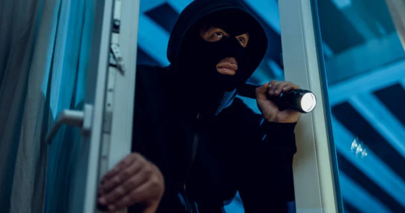 Қосшағылда қарт әйелдің бетіне сірке суын шашып, алтын ұрлаған күдікті ұсталды