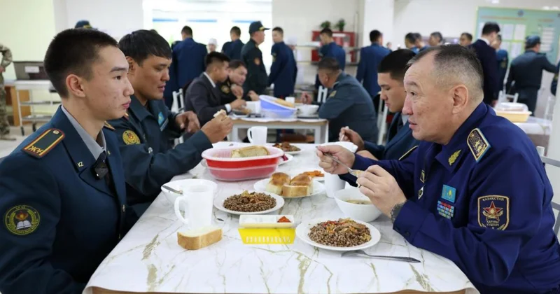 Министр обороны пообедал с кадетами в столовой военно спортивного колледжа