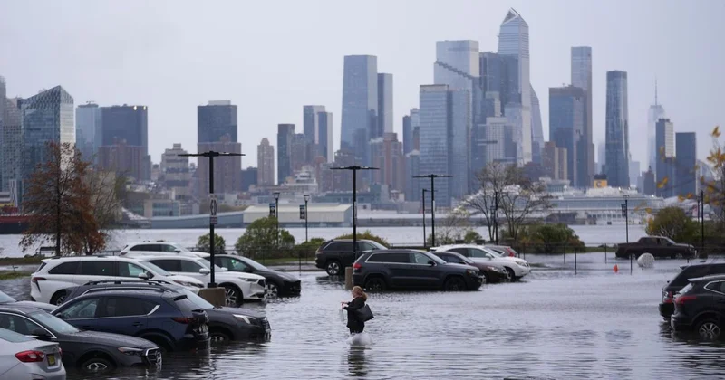 Сильнейший за последнее столетие ливень вызвал наводнение в Нью Йорке: есть погибшие (видео)