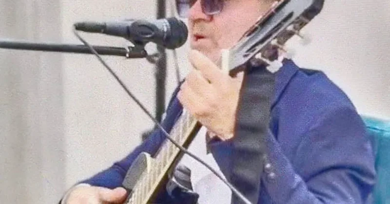 Песня в подарок : в Казахстане таксист превращает поездки в музыкальное шоу