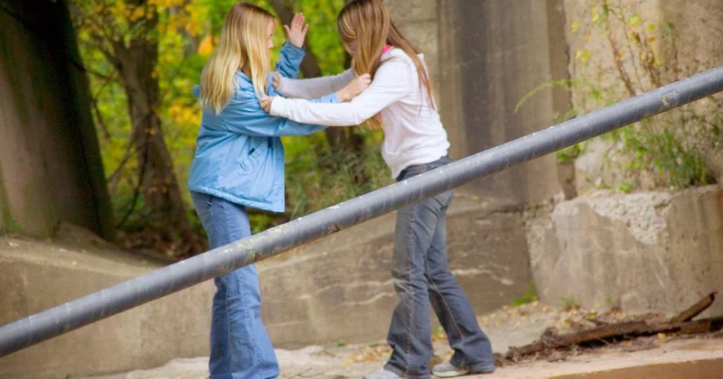 Казахстанка пыталась оправдать дочь, избившую сверстницу, но суд назначил штраф