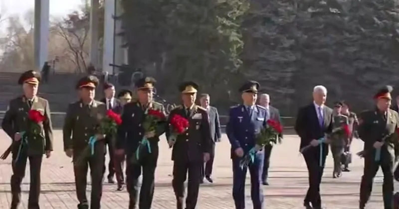 ТМД елдерінің қорғаныс министрлері Алматыда Мәңгілік алауға гүл шоқтарын қойды